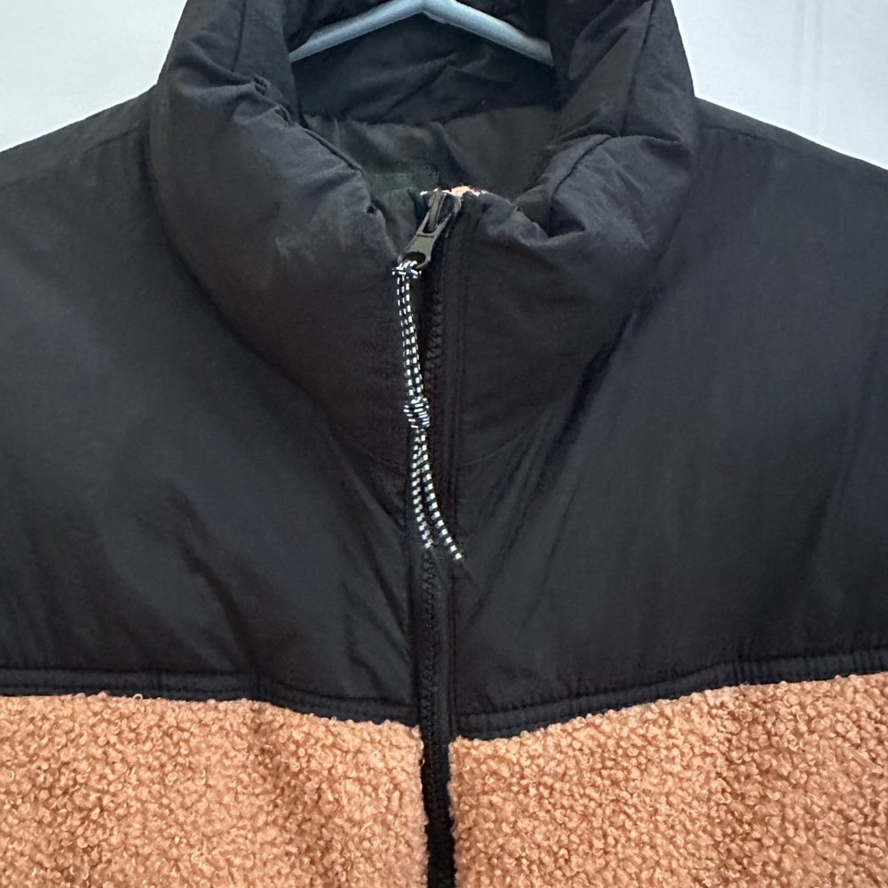 Wild fable Woman’s Tan Sherpa Vest with Black Yoke - Picture 4 of 7